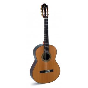 GUITARRA CLÁSICA ADMIRA A10 ELECTRIFICADA CON FISHMAN SERIE ARTESANÍA